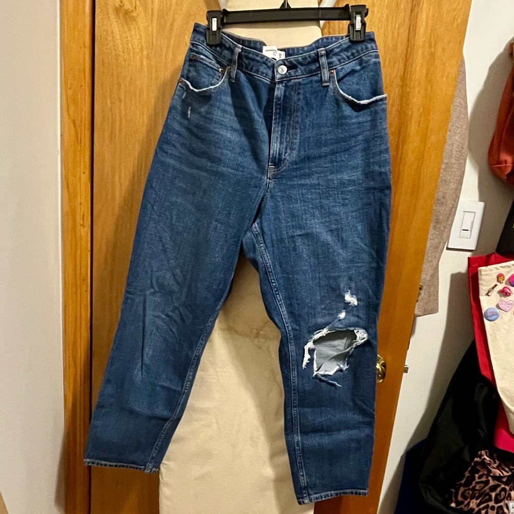 EUC Abercrombie Curve Love High Rise Mom Jean 29/8